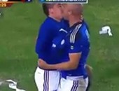 بالفيديو.. "قبلة" فى احتفال لاعبين بهدف فى الدورى الكولومبى