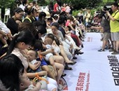 80 صينية يرضعن أطفالهن في مكان عام للتوعية بفوائد لبن الأم