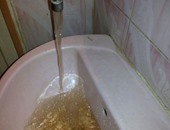 قارئ عبر "واتس آب" يشكو من تغير لون مياه الشرب للأصفر بكفر الشيخ