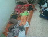 بالصور.. أطفال مصابين يفترشون الأرض بمستشفى الخارجة العام