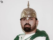 "المكى" يتجول فى الشوارع بملابس أسطورية لتعليم الناس الفصحى