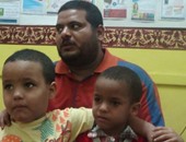 عامل مخبز بالمنيا يروى لـ"اليوم السابع" مأساة أحد أطفاله: "ابنى يحتاج 3 عمليات بـ37 ألف جنيه ودخلى يادوب يكفينا أكل"..طرقت جميع  الأبواب لإنقاذه دون جدوى..والأم:"كل اللى عايزاه ان ابنى يعيش زى اخوه