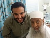 نجل الحوينى ينشر صورة مع والده أبو إسحاق بعد تحسن حالته الصحية