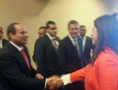الرئيس السيسى يصافح أعضاء الوفد الإعلامى فى منتدى دافوس البحر الميت