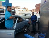 بالصور.. بدء تنفيذ منظومة كروت البنزين الذكية بمحطات محافظة السويس