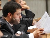 وصول سليم العوا ونجل مرسى لحضور محاكمة المعزول و24 آخرين بـ"إهانة القضاء"