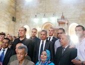 وزير الآثار يلتقط صورة تذكارية مع أهالى الدرب الأحمر