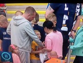 بالفيديو.. بريستون يعتذر للطفل المسروق ويهديه قميص "بيكفورد" الاحتياطى