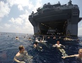 "سكاى نيوز": مجندون بقوات "المارينز" الأمريكية يسبحون فى خليج عدن