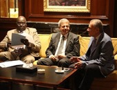 وزير الرياضة يجتمع مع اللجنة الثلاثية لمناقشة مد فترة مجالس الاتحادات 