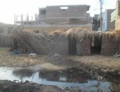 "واتس آب اليوم السابع".. "المياه الجوفية" تهدد منازل قرى إسنا بالانهيار