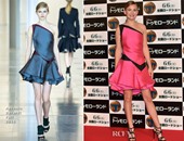 مقارنة بريت روبارتسون بعارضة أزياء بسبب فستانها بعرضTomorrowland بطوكيو