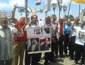 متظاهرو القائد إبراهيم يرفعون صور السيسى وحكام الإمارات