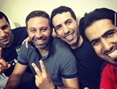 تريكة وحازم إمام حبايب بـ"سليفى الفوز" بعد مباراة نجوم العالم
