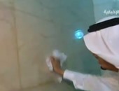 بالفيديو.. الملك سلمان عبد العزيز وولى العهد يغسلان الكعبة المشرفة
