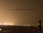 السفير السويسرى يصل المطار لمتابعة مغادرة الطائرة سولار إمبلس