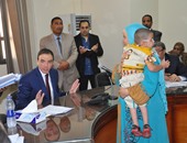 ألف جنيه إعانة لطفل مريض ودراسة تحسين الخدمات بقرية طما فى بنى سويف