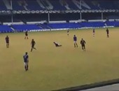 بالفيديو.. مشجع إيفرتون يسجل أجمل هدف عكسى على أرضية "جوديسون بارك"