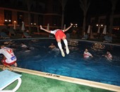 لاعبو التطوانى يقفزون فى حمام السباحة احتفالا بإقصاء الأهلى