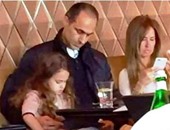 مستخدمو مواقع التواصل يتداولون صورة لـ"جمال مبارك" وأسرته بأحد المطاعم