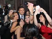 بالصور.. الـ selfie يطارد "الهضبة" فى زفاف "أحمد وداليا "