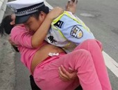 بالصور.. ضابط مرور صينى ينجح فى توليد سيدة داخل سيارة الشرطة