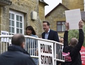 ديفيد كاميرون يدعو الناخبين لمنع وصول زعيم العمال لرئاسة وزراء بريطانيا