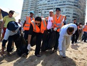 بالصور.. محافظ الإسكندرية يشارك فى الحملة الدولية لنظافة الشواطئ بجليم