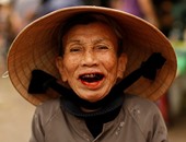 سر طاقية البامبو..بالصور: راهبات فيتنام يتمسكن بالقبعات التقليدية
