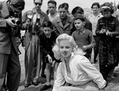 من أرشيف مهرجان كان.. "ديانا دورس" ساحرة على الشاطئ عام 1956