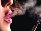 حكاية المرأة والسجائر.. من لوحات الإعلانات لثقافة "المُدخنة شمال"