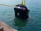 بالصور.. انتشال سيارة سقطت فى المجرى الملاحى لقناة السويس دون خسائر بشرية