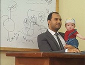 الأدب فضلوه عن العلم.. أستاذ جامعى يحمل طفل إحدى طالباته أثناء المحاضرة