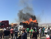بالصور.. حريق بمخزن الصوامع فى ميناء سفاجا وتفحم حافلة أمتعة