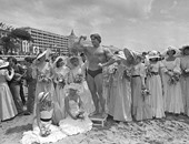 مهرجان "كان" زمان.. صورة نادرة لشوازينجر بالعضلات والمايوه عام 1977