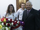 استقبال نور الشربينى بطلة العالم للإسكواش بمطار برج العرب بأعلام مصر والورود