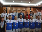 رئيس ميناء القاهرة الجوى يكرم فريق كرة القدم بالشركة لصعوده لبطولة الجمهورية