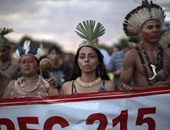 بالصور.. السكان الأصليون فى البرازيل يتظاهرون ضد إقالة "ديلما روسيف"