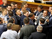بالصور.. شجار بالأيدى داخل البرلمان الأوكرانى بسبب إلقاء كلمة باللغة الروسية