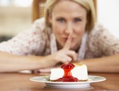 حكومة بريطانيا تدعو المطاعم لخفض حجم الحلويات لاحتواء أزمة السمنة