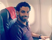 محمد صلاح ينشر صورة له على "فيس بوك" مبتسمًا من داخل الطائرة