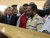 بالفيديو.. أمين الشرطة المتهم بقتل بائع شاى بالرحاب أمام المحكمة:"معرفش حد من الناس دى"