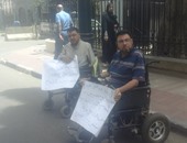 ذوو الاحتياجات الخاصة يتظاهرون أمام مجلس الوزراء للمطالبة بالتعيين