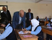 محافظ أسوان يتفقد لجان امتحانات الشهادتين الإبتدائية والإعدادية