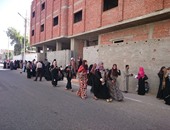 بالصور.. شائعة إعانة رمضان وراء تجمع المئات أمام التضامن الاجتماعى بقنا