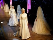 لو عروسة محجبة.. شوفى فساتين زفاف "زهرة كوتشباى" فى اسبوع الموضة التركى