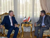 وزير الطيران يلتقى السفير الفرنسى بالقاهرة لبحث سبل التعاون المشترك