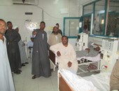 بالصور..إضراب مرضى الفشل الكلوى عن الغسيل داخل مستشفى كوم أمبو بأسوان 