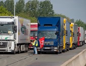 بالصور.. سائقو الشاحنات يواصلوا قطع الطرق الفرنسية بسبب قانون العمل