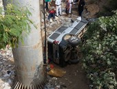 صحافة المواطن.. انقلاب سيارة من أعلى الطريق الدائرى المتجه لـ"6 أكتوبر"
